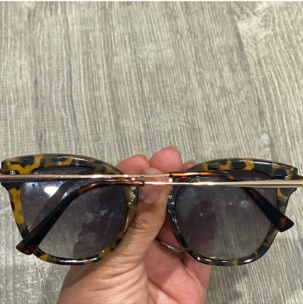 Vince Camuto Cat eye Leopard Print Sunglasses - Like New - Picture 6 of 6